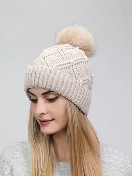 Oferta de Gorro cuff con perla artificial & pompón por 3,5€ en SheIn