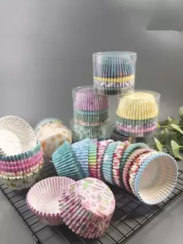 Oferta de 100 Piezas De Forros Para Cupcakes Y Moldes Para Muffins Aprueba De Grasa De Colores Variados Desechables por 1€ en SheIn