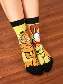 Oferta de GARFIELD X SHEIN 1 par de calcetines tipo tripulación suaves y cómodos con patrón de gato y perro por 1,75€ en SheIn