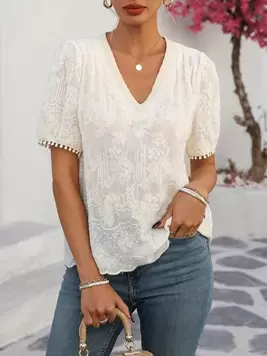 Oferta de SHEIN LUNE Blusa de manga corta y cuello en V con volantes y bordados, estilo francés, para vacaciones y oficina, informal, para primavera/verano por 12,99€ en SheIn