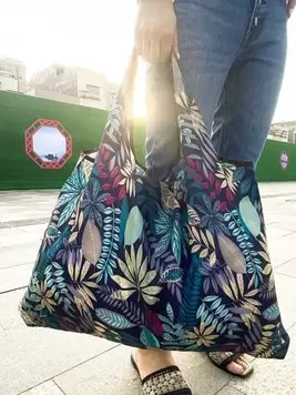 Oferta de Bolsa de compras plegable con gráfico de plantas y patrón de hojas, bolsa de gran capacidad versátil para el hombro, bolsa escolar, de vuelta al colegio, de gran capacidad, portátil, clásica y casu... por 2,25€ en SheIn