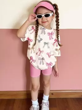 Oferta de SHEIN Set de 2 piezas compuesto por blusa de manga corta holgada con decoración de lazo y shorts, adecuado para verano, para niñas jóvenes por 5,94€ en SheIn