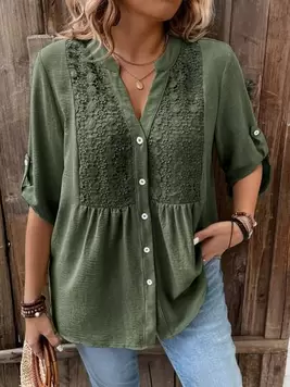 Oferta de SHEIN LUNE Camisa casual de vacaciones con diseño de botones y encaje en contraste, de manga 3/4 y cuello en V, para tallas grandes, para verano por 16,99€ en SheIn