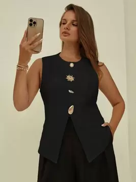Oferta de Auralis Moda de mujer talla grande, atuendos casuales de verano para ir al trabajo, blusas elegantes para mujer de negocios casual, blazer blanco sin mangas con decoración de botones dorados, tops ... por 11,24€ en SheIn