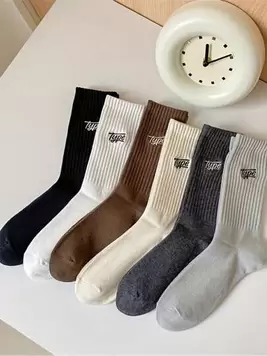 Oferta de 1/6 Pares de calcetines para hombre de media caña para otoño/invierno, calcetines deportivos de baloncesto de unicolor con absorción de humedad para hombres, color blanco y negro por 1,25€ en SheIn
