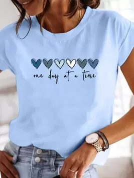 Oferta de SHEIN LUNE Camiseta informal de mujer de manga corta y cuello redondo, de color azul claro, con estampado de corazón que dice "One Day At A Time", de suave poliéster, lavable a máquina, prenda esen... por 7,49€ en SheIn