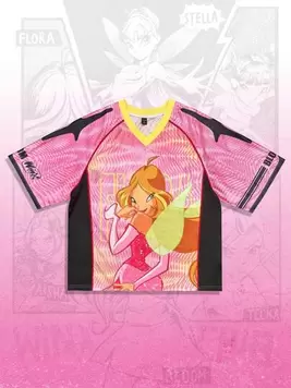 Oferta de ROMWE MEN Winx Club X ROMWE Camisa polo de manga corta con cuello en V con figura de dibujo animado y estampado de colores contrastantes para hombre por 15,49€ en SheIn