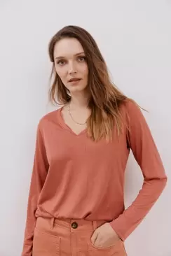 Oferta de Camiseta escote pico encaje por 14,99€ en Springfield