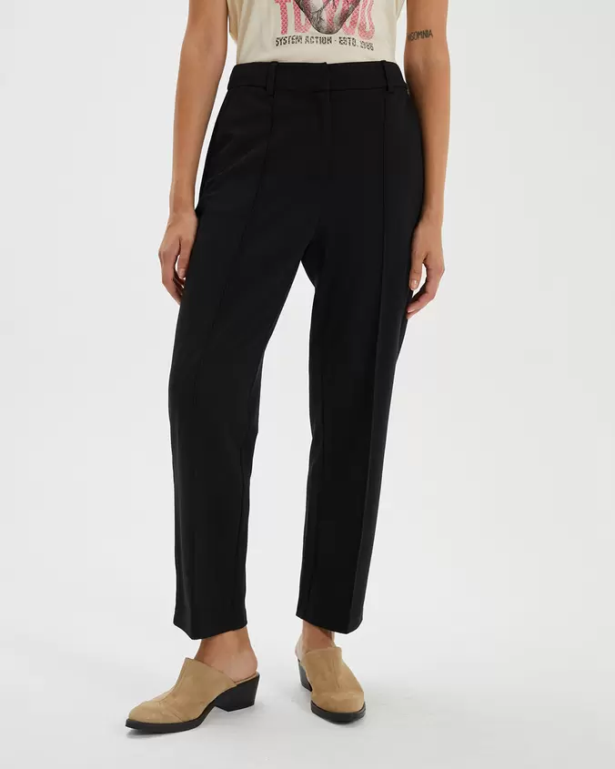 Oferta de Pantalón confort negro tiro medio largo capri por 64,95€ en System Action