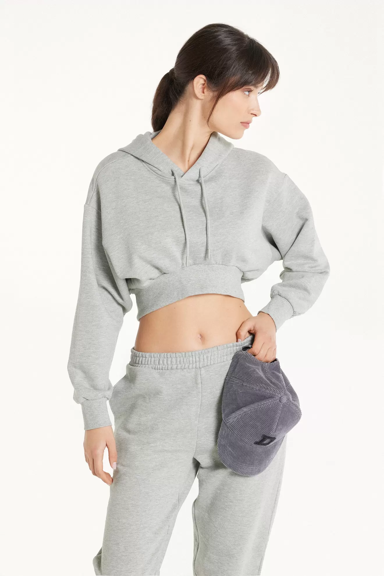 Oferta de Sudadera Corta Gruesa de Manga Larga con Capucha y Hombro Caído por 22,99€ en Tezenis