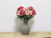 Oferta de RAMO ROSAS Y HORTENSIAS ROSA por 15,99€ en Tiendas Mi Casa