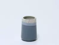 Oferta de VASO PORTA CEPILLO CERAMICA BICOLOR AZUL por 5,49€ en Tiendas Mi Casa