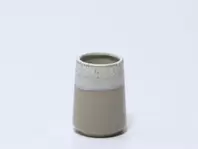 Oferta de VASO PORTA CEPILLO CERAMICA BICOLOR BEIGE por 5,49€ en Tiendas Mi Casa