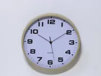 Oferta de RELOJ PARED 30.5CM MARCO MADERA CLARA + ESFERA BLANCA por 13,99€ en Tiendas Mi Casa