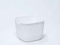 Oferta de CESTA BLANCA CALADA 18X12X24CM por 5,49€ en Tiendas Mi Casa