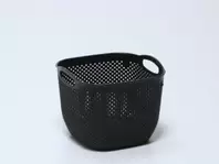 Oferta de CESTA NEGRA CALADA 23X23X19CM por 5,49€ en Tiendas Mi Casa