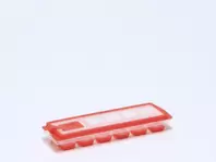 Oferta de MOLDE CUBITO DE HIELO TAPA ROJO por 3,49€ en Tiendas Mi Casa