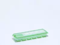 Oferta de MOLDE CUBITO DE HIELO TAPA VERDE por 3,49€ en Tiendas Mi Casa