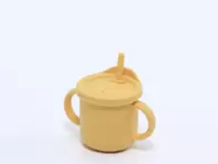 Oferta de MUG CON ASAS INFANTIL OCRE por 4,99€ en Tiendas Mi Casa