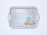 Oferta de BANDEJA MELAMINA 42X27 CUADROS NEGROS por 6,49€ en Tiendas Mi Casa