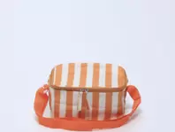 Oferta de NEVERA ISOTERMICA WATERPROOF RAYAS NARANJA 21X17X12 por 9,99€ en Tiendas Mi Casa