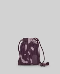 Oferta de Portamóvil crinkle estampado mujer por 39€ en U Adolfo Domínguez