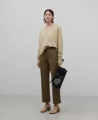 Oferta de Pantalón tobillero flare mujer por 119€ en U Adolfo Domínguez