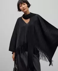 Oferta de Poncho tejido plisado flecos mujer por 129€ en U Adolfo Domínguez