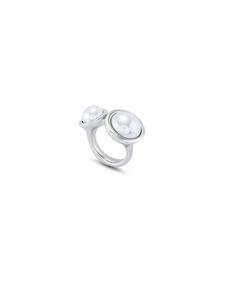 Oferta de Sterling silver-plated ring with two different size pearls por 155€ en Uno de 50