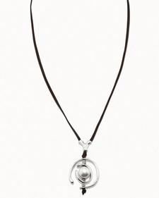 Oferta de Leather necklace with silver central piece and pearls. por 155€ en Uno de 50