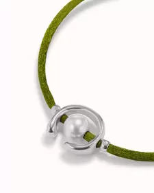 Oferta de Sterling silver-plated dark green thread bracelet with shell pearl accessory por 55€ en Uno de 50