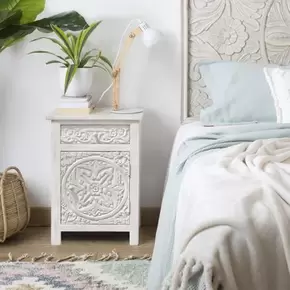 Oferta de Indira mesita de noche blanca de madera maciza tallada de mango por 189€ en Banak Importa