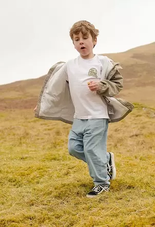 Oferta de Pantalón denim para niño en color bleach por 32,95€ en Boboli