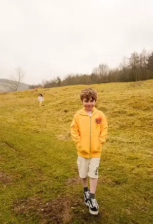 Oferta de Bermudas de felpa para niño en color beige por 19,95€ en Boboli