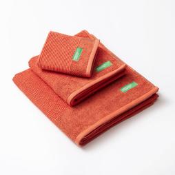 Oferta de Set de 3 toallas de algodón rojo Benetton 450gr por 19,99€ en Casa Viva