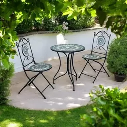 Oferta de Set de jardín de mesa y 2 sillas de metal y cerámica Mosaico Green Ø60cm por 229€ en Casa Viva