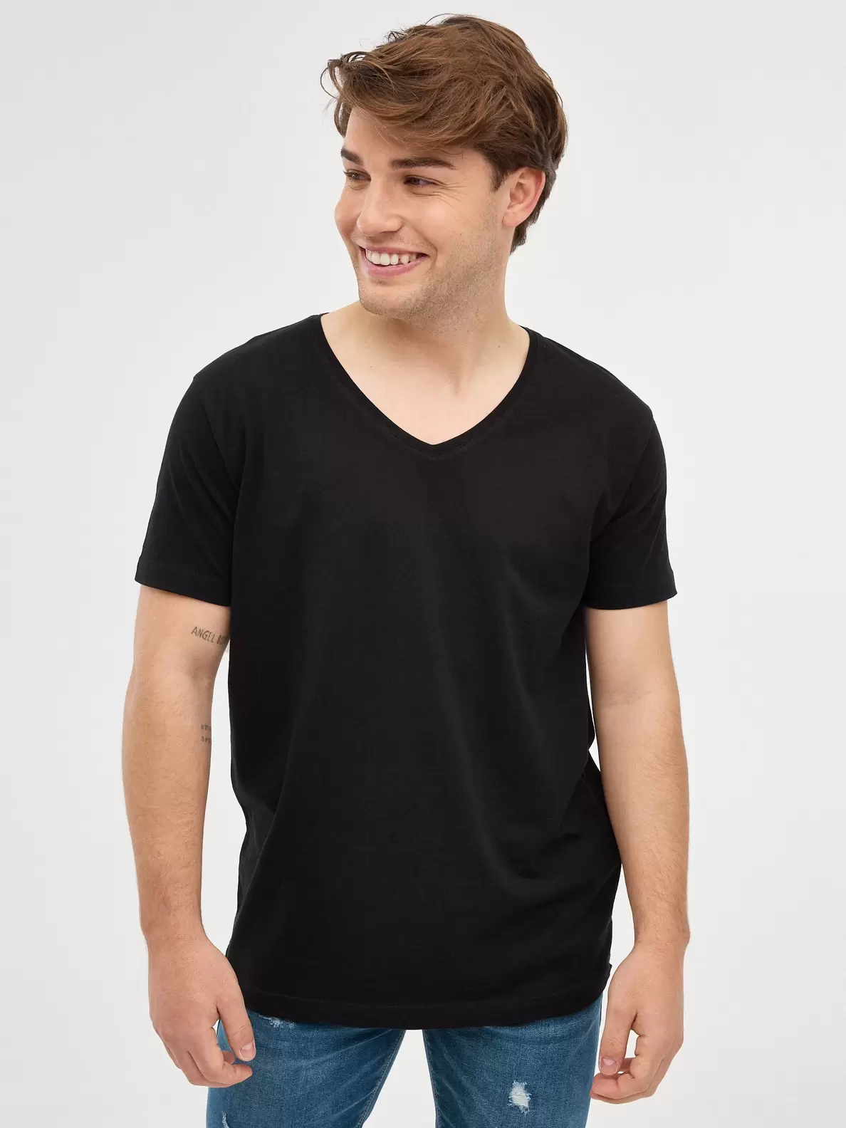 Oferta de Camiseta básica cuello pico por 5,99€ en Inside