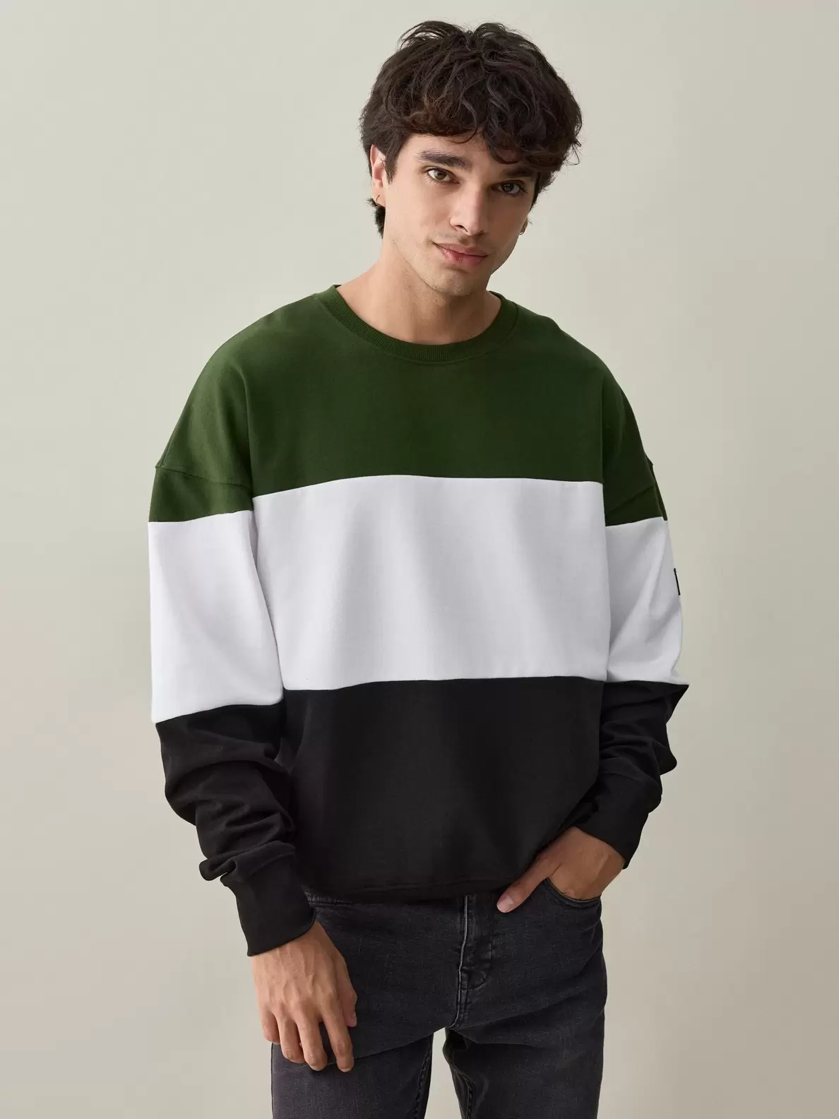 Oferta de Sudadera color block verde por 24,99€ en Inside