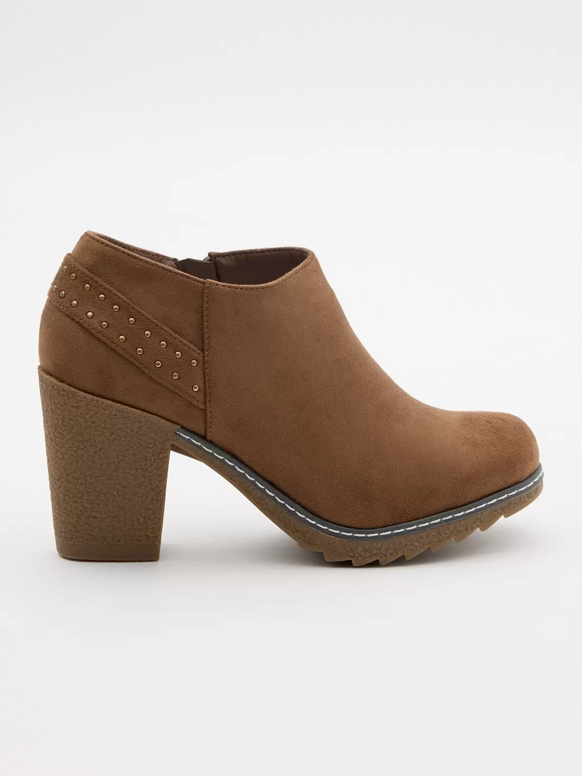 Oferta de Zapatos tacón camel con tachas por 23,99€ en Inside