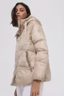 Oferta de Parka corta capucha por 209€ en Cortefiel