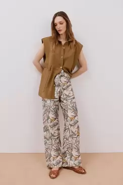 Oferta de Pantalón fluído estampado por 59,99€ en Cortefiel