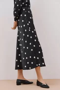 Oferta de Printed satin midi skirt por 29,99€ en Cortefiel