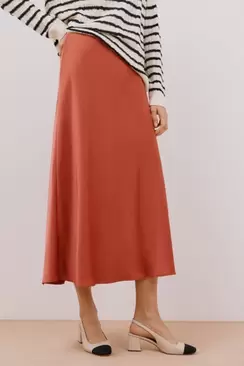Oferta de Printed satin midi skirt por 29,99€ en Cortefiel