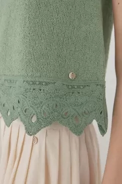 Oferta de Crochet cut jersey-knit top por 55€ en Cortefiel