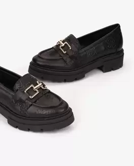 Oferta de MOCASÍN NEGRO DE PIEL CON LOGO GRABADO Y SUELA GRUESA por 139€ en CUPLÉ