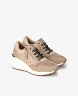 Oferta de DEPORTIVA BEIGE DE TECNOPIEL CON CUÑA Y CREMALLERA DECORATIVA por 79€ en CUPLÉ