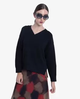 Oferta de JERSEY NEGRO DE PUNTO CON ESCOTE EN PICO Y CORTE HOLGADO por 49€ en CUPLÉ