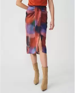Oferta de FALDA LAZO DELANTERO MIDI SEDÍN ESTAMPADO ACUARELA por 49€ en CUPLÉ