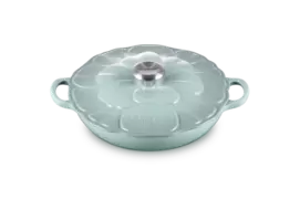 Oferta de Cacerola baja pétalo de hierro fundido por 329€ en Le Creuset