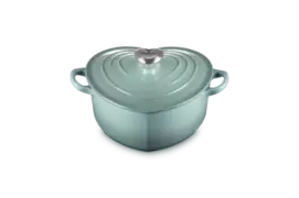 Oferta de Cocotte corazón de hierro fundido con pomo en forma de corazón por 239€ en Le Creuset